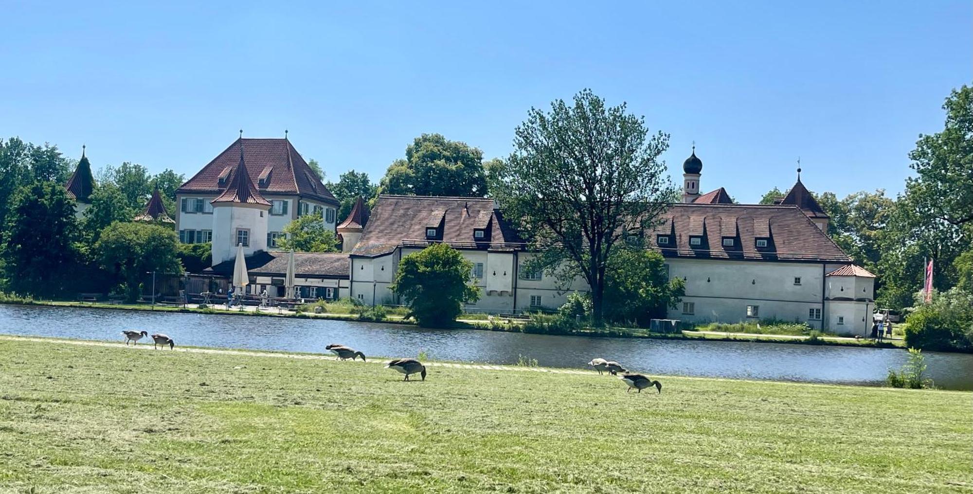 Erdgeschosswohnung Neben Schloss Blutenburg Mit Privatem Garten Munich Luaran gambar